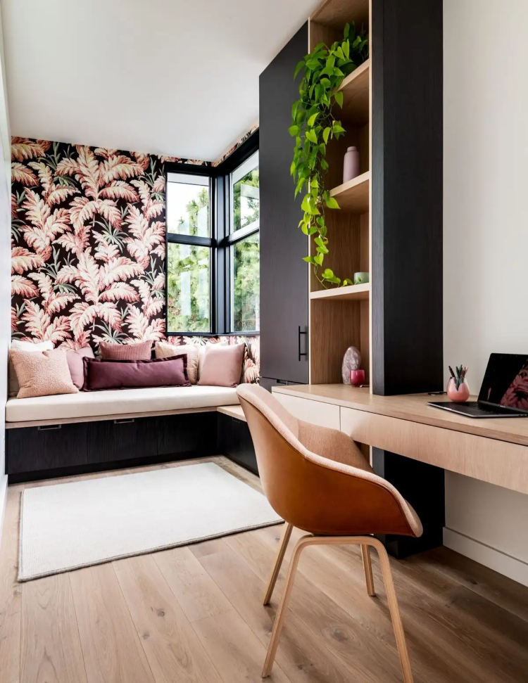 Luksuzna kućna kancelarija sa akcentnim zidom obloženim cvetnim tapetama